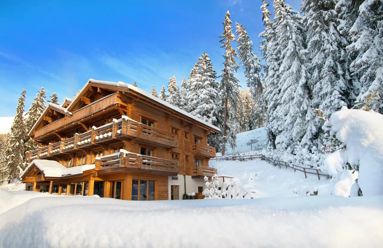 Ein TRAUMHAFTES CHALET-REFUGIUM, DAS ÜBER DEM BERG ÜBER VERBIER THRONT