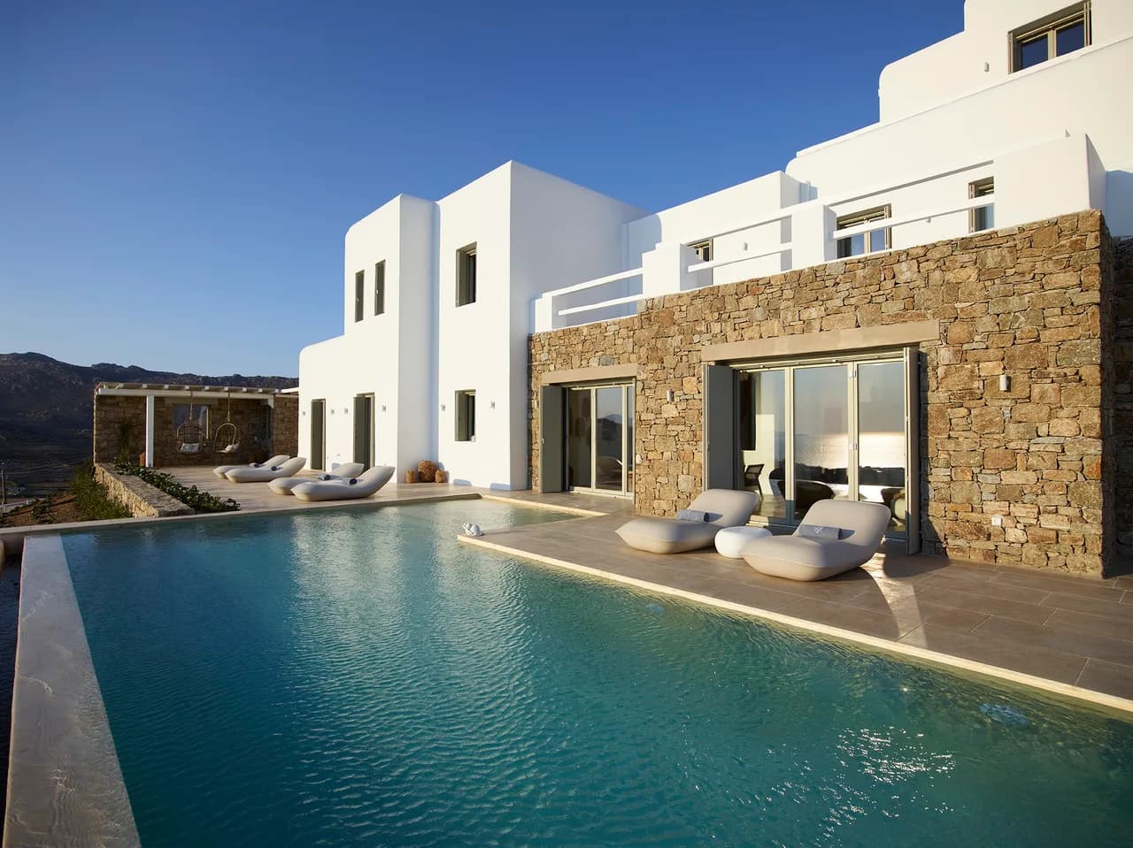 Architektonisch gestaltete Villa mit luxuriöser Einrichtung