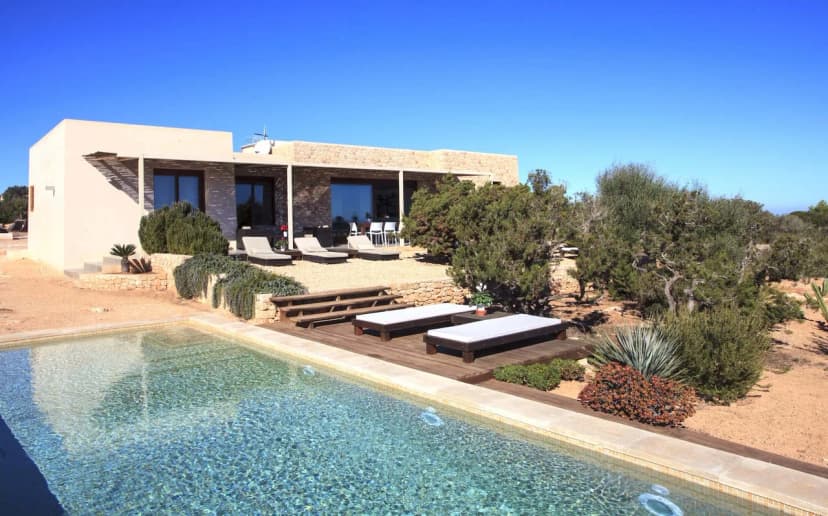 Bright family-friendly 4-bedroom villa located in the heart of Formentera_2