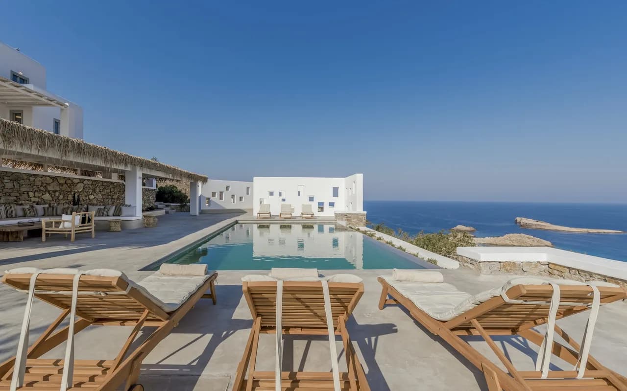 Wunderschöne Villa auf einem Hügel über dem Agios Sostis Strand