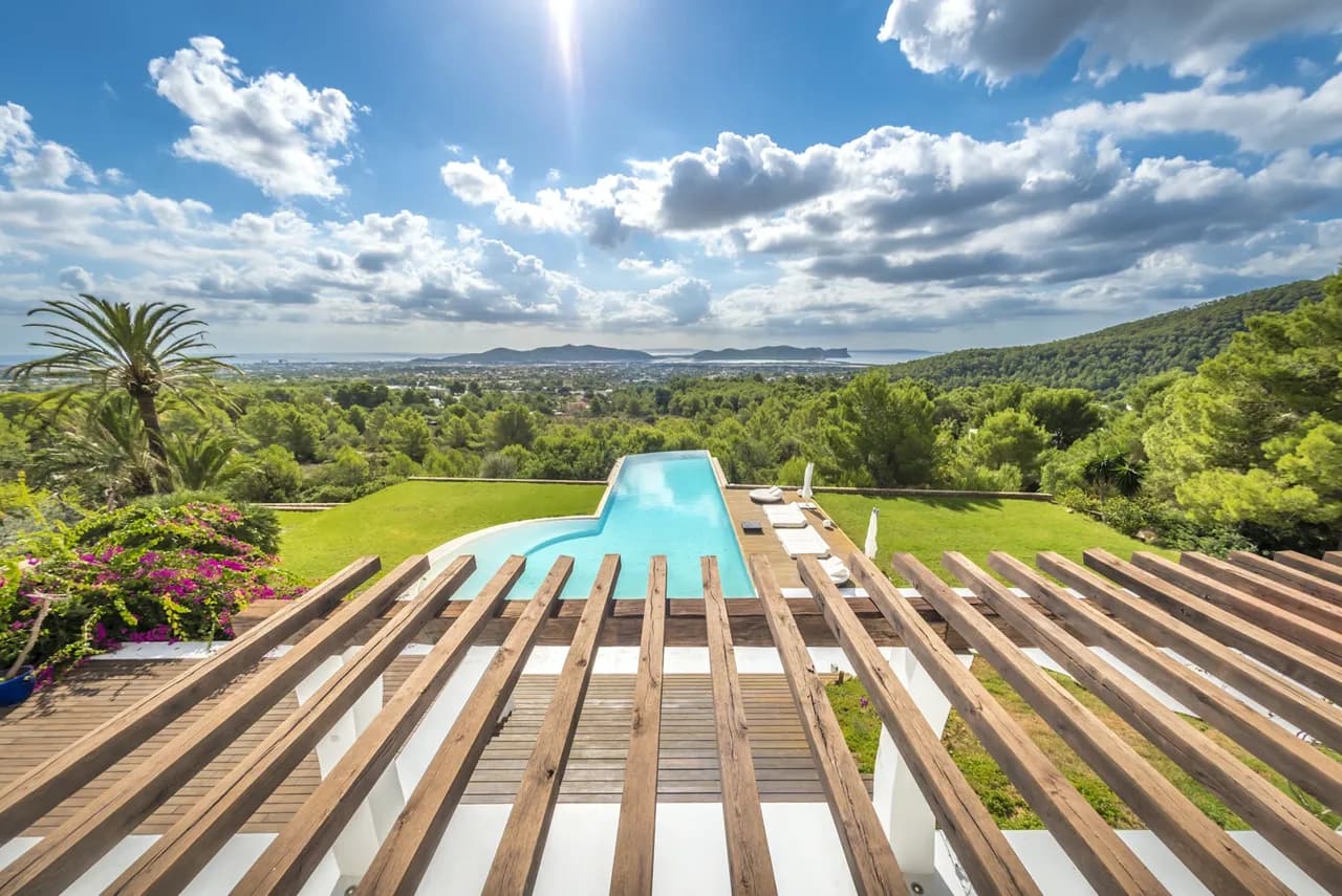 Una villa influenciada por Gaudí en jardines exuberantes, con vistas al mar de Las Salinas y Formentera