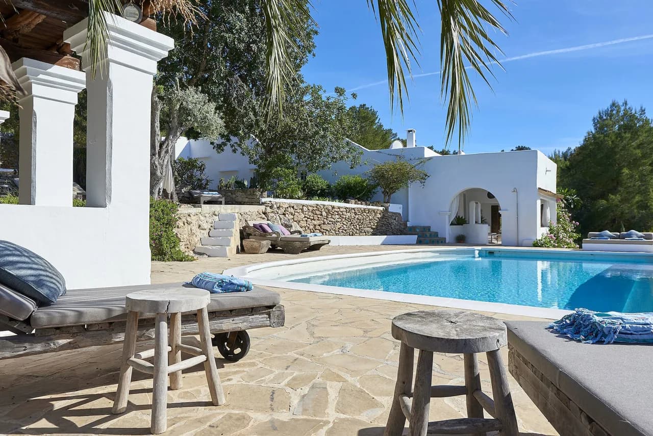 Luxurious finca, set high on a hillside with splendid sea views and views of surrounding hills