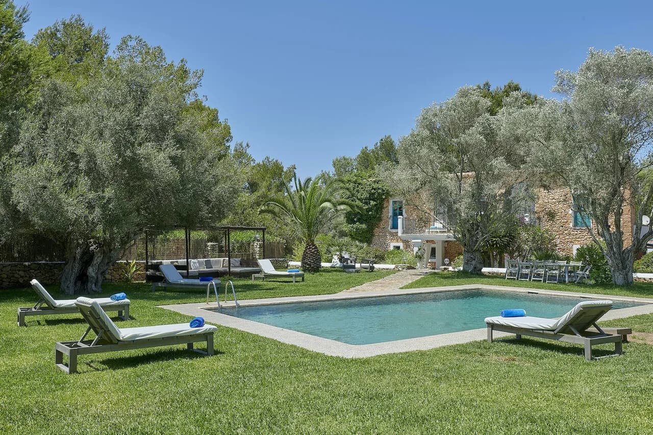 Increíble finca contemporánea idealmente ubicada cerca de algunos de los restaurantes más populares de la isla