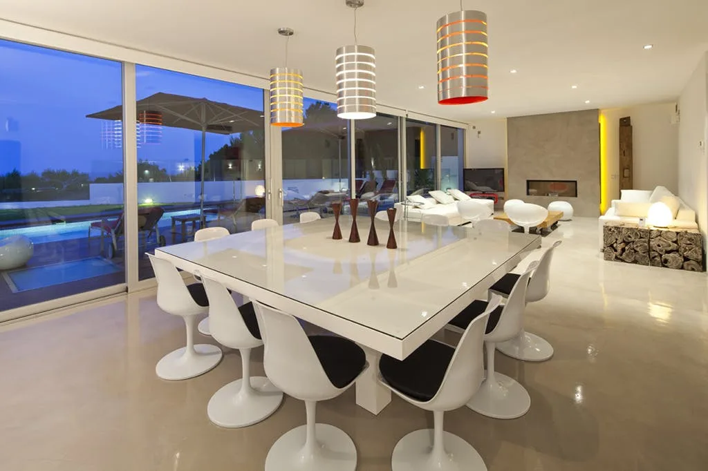 Amplia Villa Moderna en una Ubicación Siempre Popular