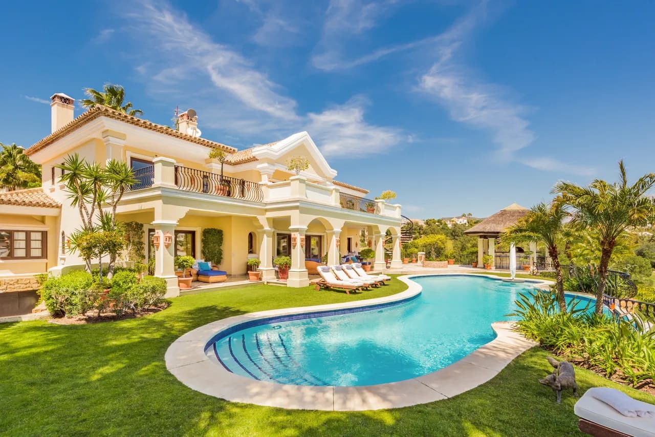 Villa Exclusiva en la Ladera con Piscina Interior y Cancha de Tenis