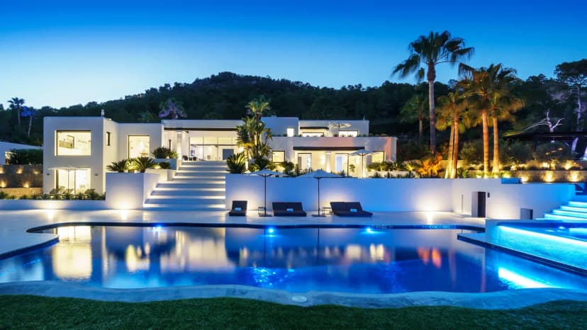 Oh-so-stylish Villa With Private Gardens and Jaw-dropping Sea Views
