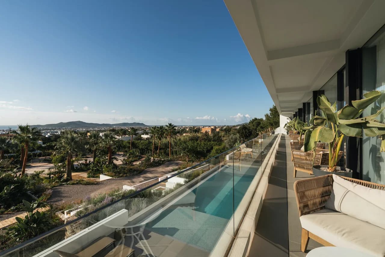 LUJOSA VILLA MODERNA CON FÁCIL ACCESO A LA CIUDAD DE IBIZA Y PLAYA D'EN BOSSA