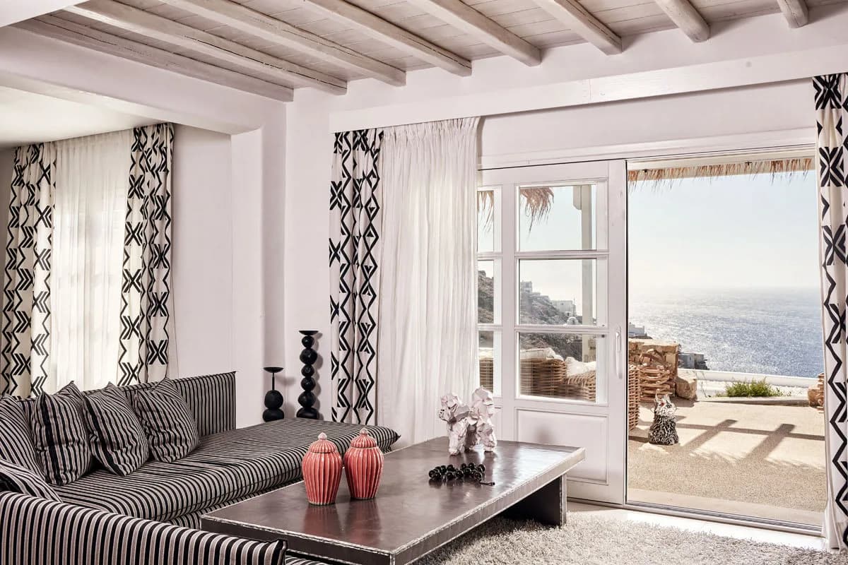 EXQUISITE FREE-STANDING VILLA WITH STATE OF THE ART INTERIORS