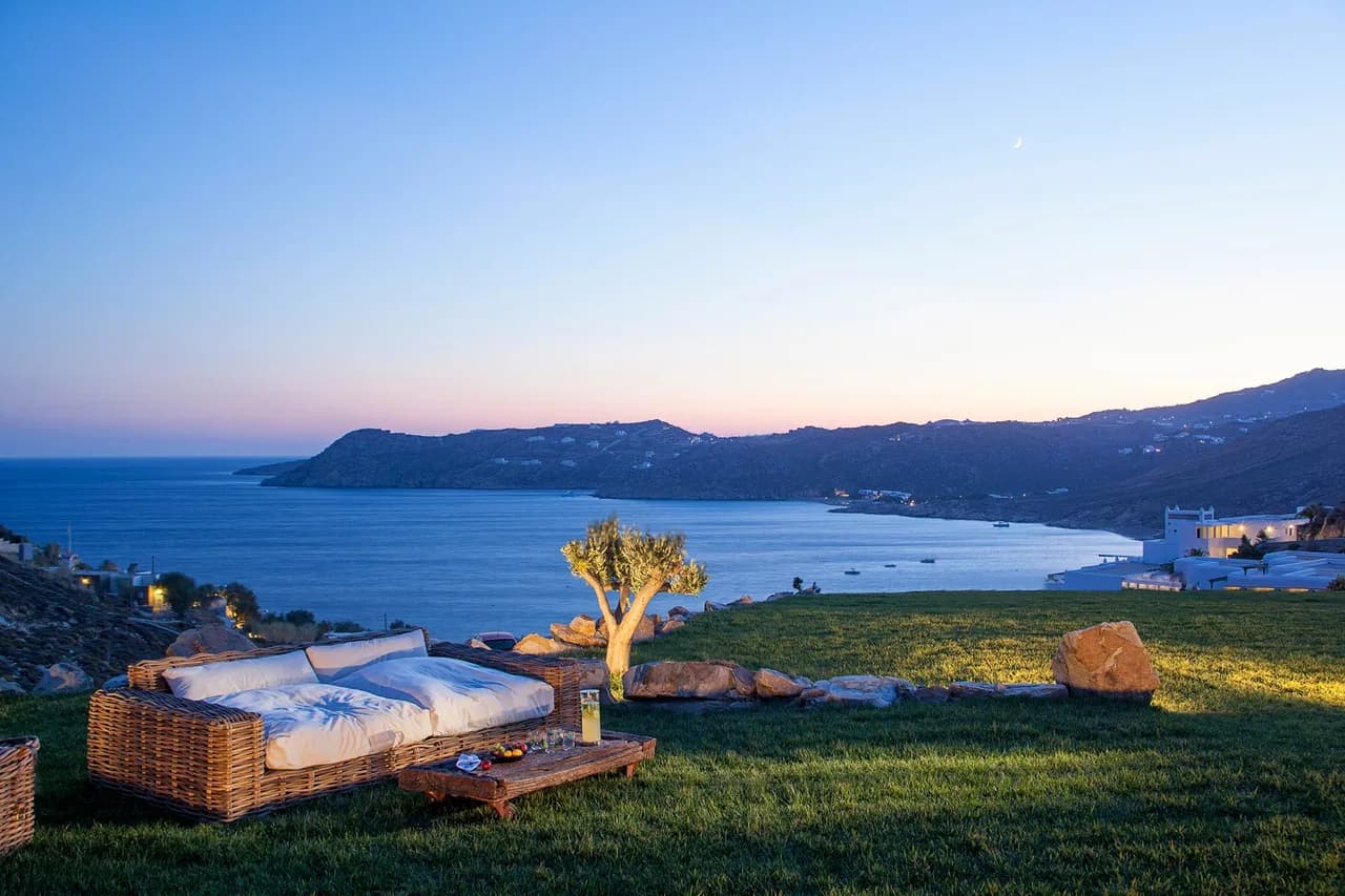 PARADIS LUXUEUX SURPLOMBANT LES EAUX PRISTINES DE LA PLAGE D'ELIA