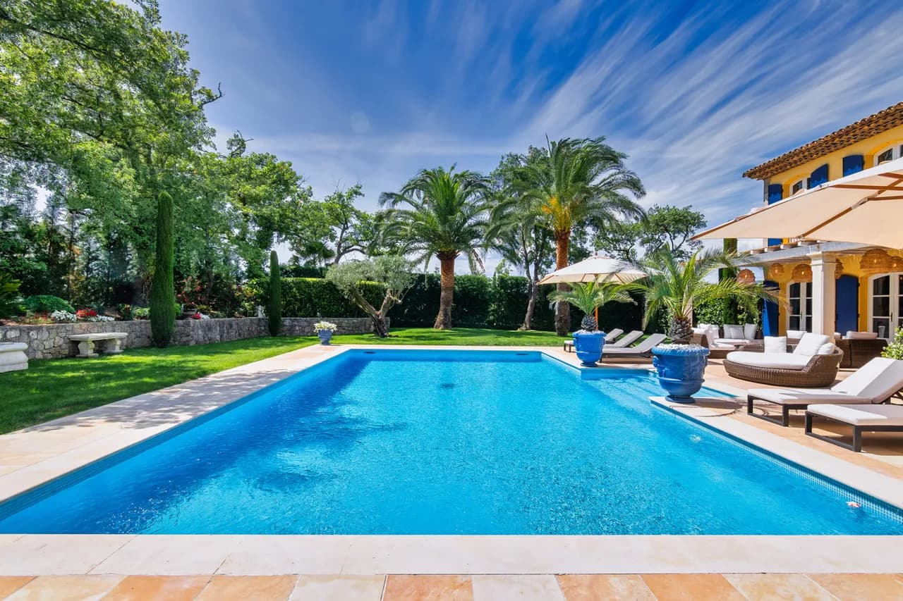 A WONDERFULLY STYLISH VILLA IN SAINT-TROPEZ