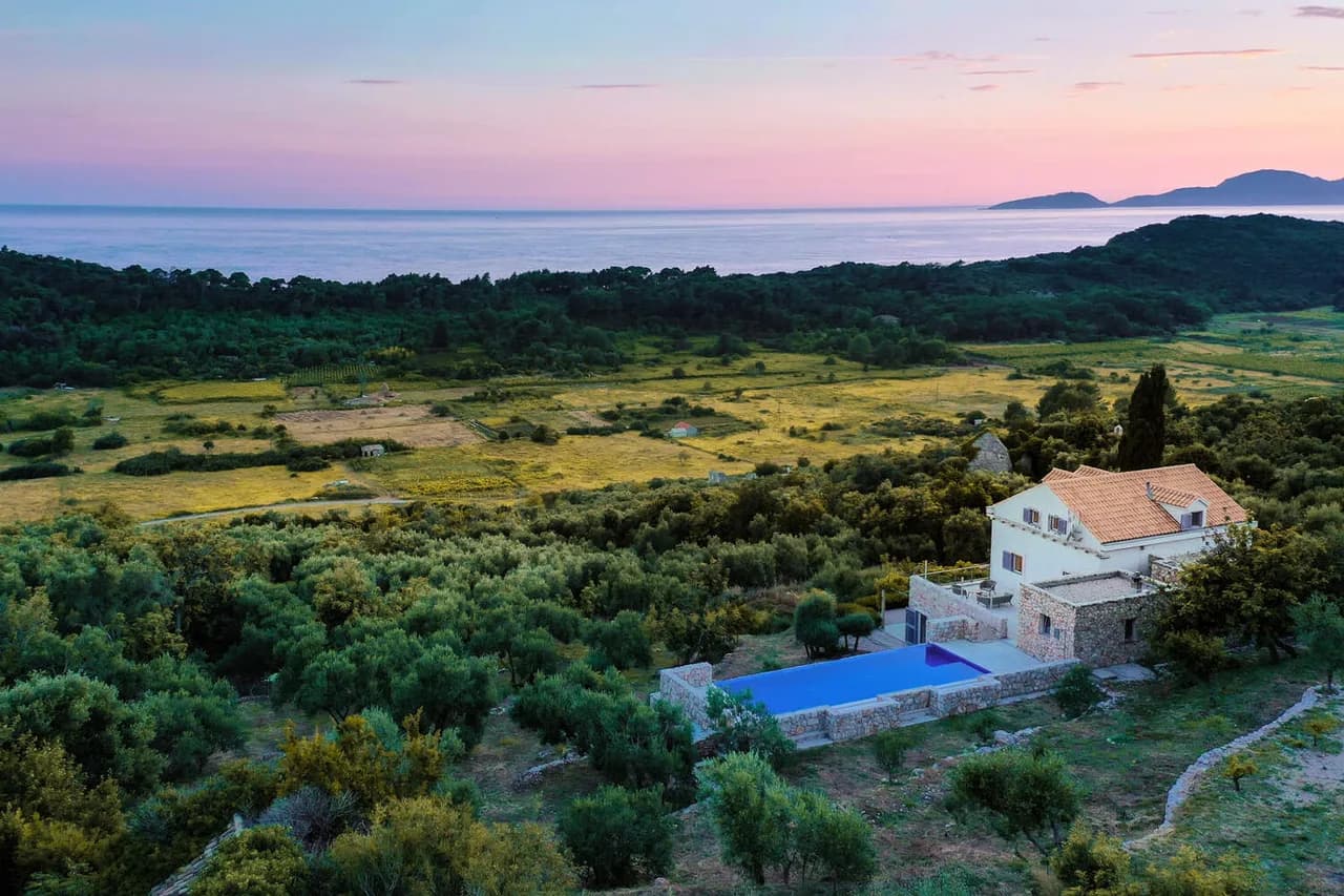 VILLA TRADITIONNELLE EN PIERRE AVEC PISCINE EXTÉRIEURE