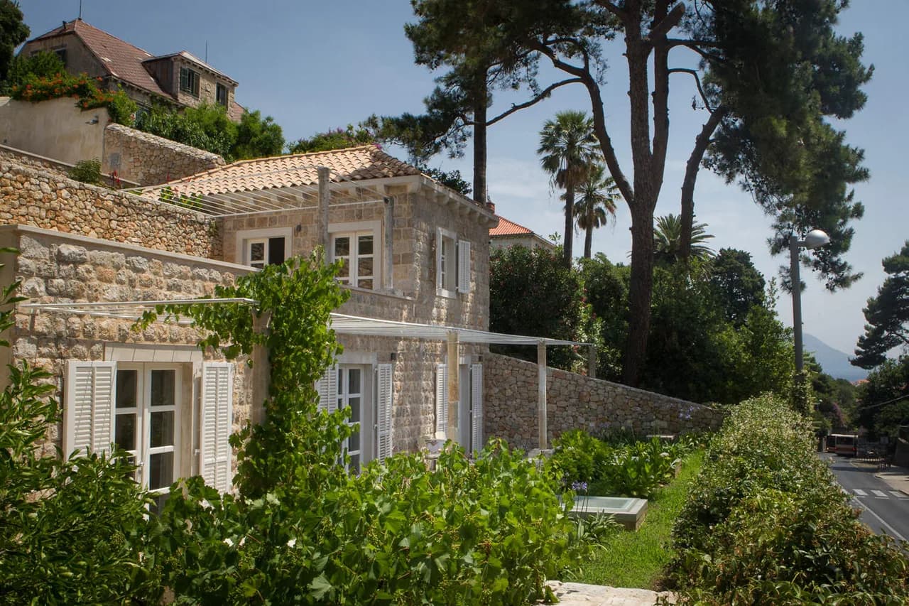 UNIQUE CLASSIC VILLA WITH OUTDOOR SWIMMING POOL