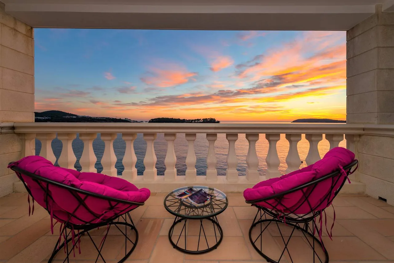 EXQUISITE SEAFRONT VILLA