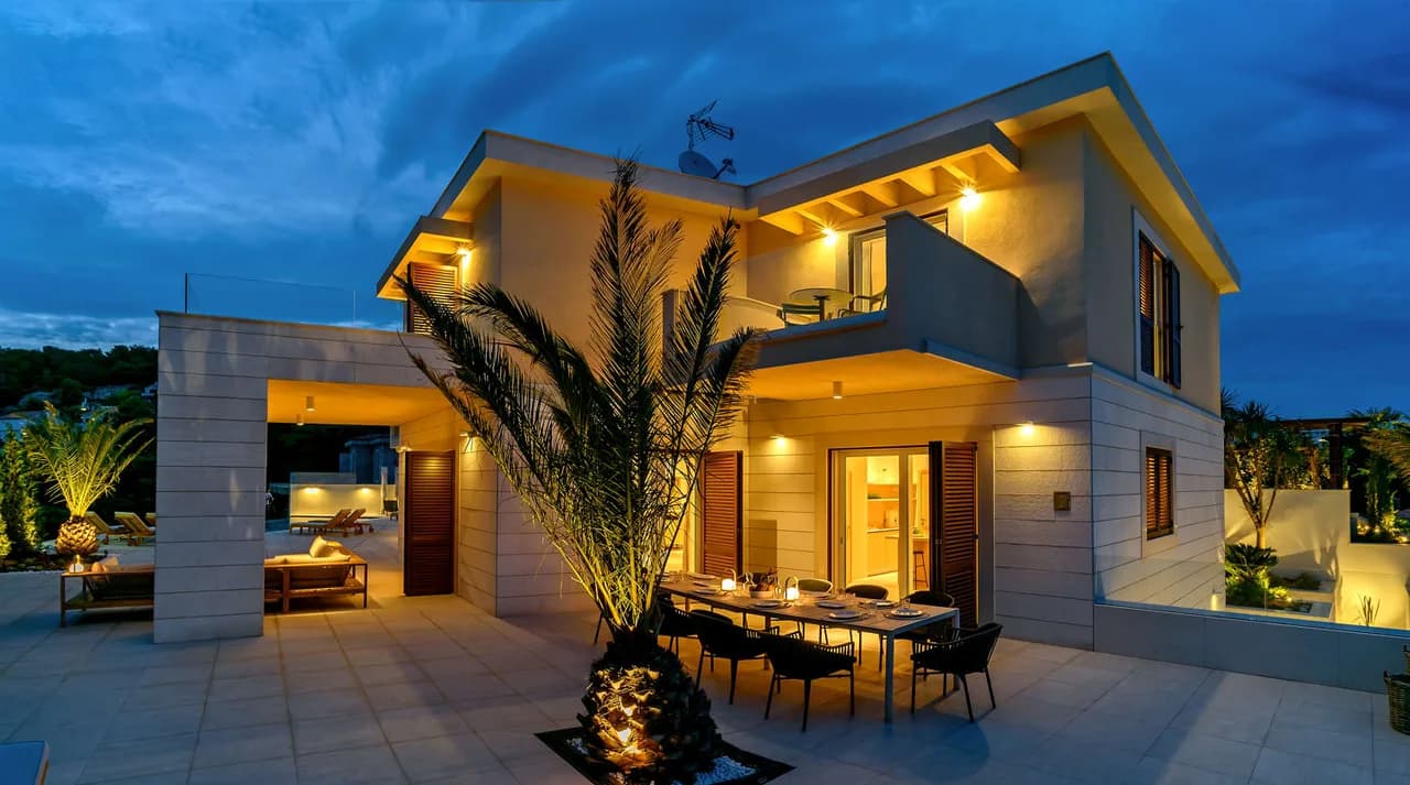 GRAND DELUXE VILLA WITH PRIVATE OUTDOOR POOL