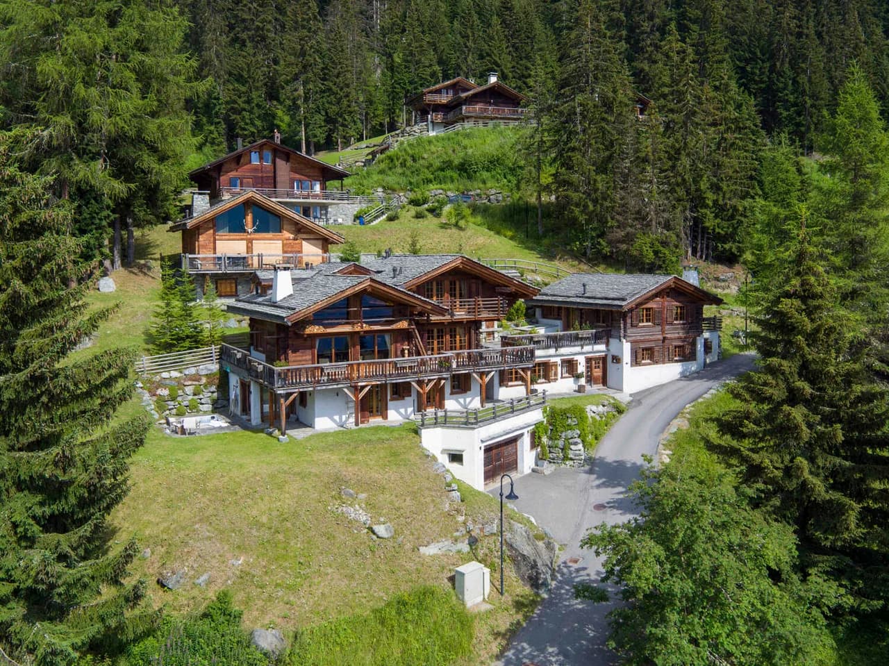 CHALET DE MADERA TRADICIONAL CON JACUZZI EXTERIOR Y SALA DE MEDITACIÓN
