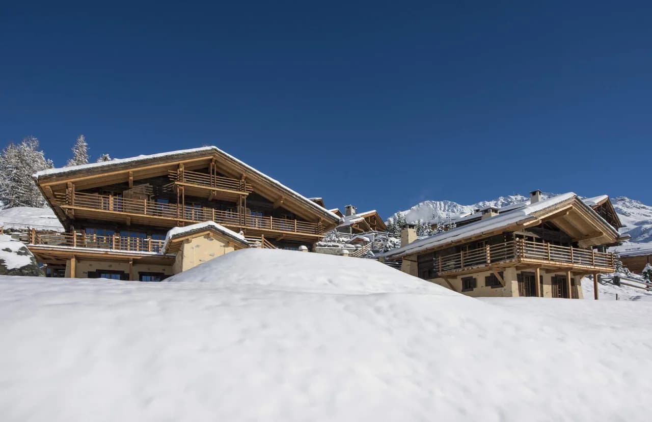 GRAND MAJESTIC CHALET WITH HEATED POOL AND OUTDOOR JACUZZI