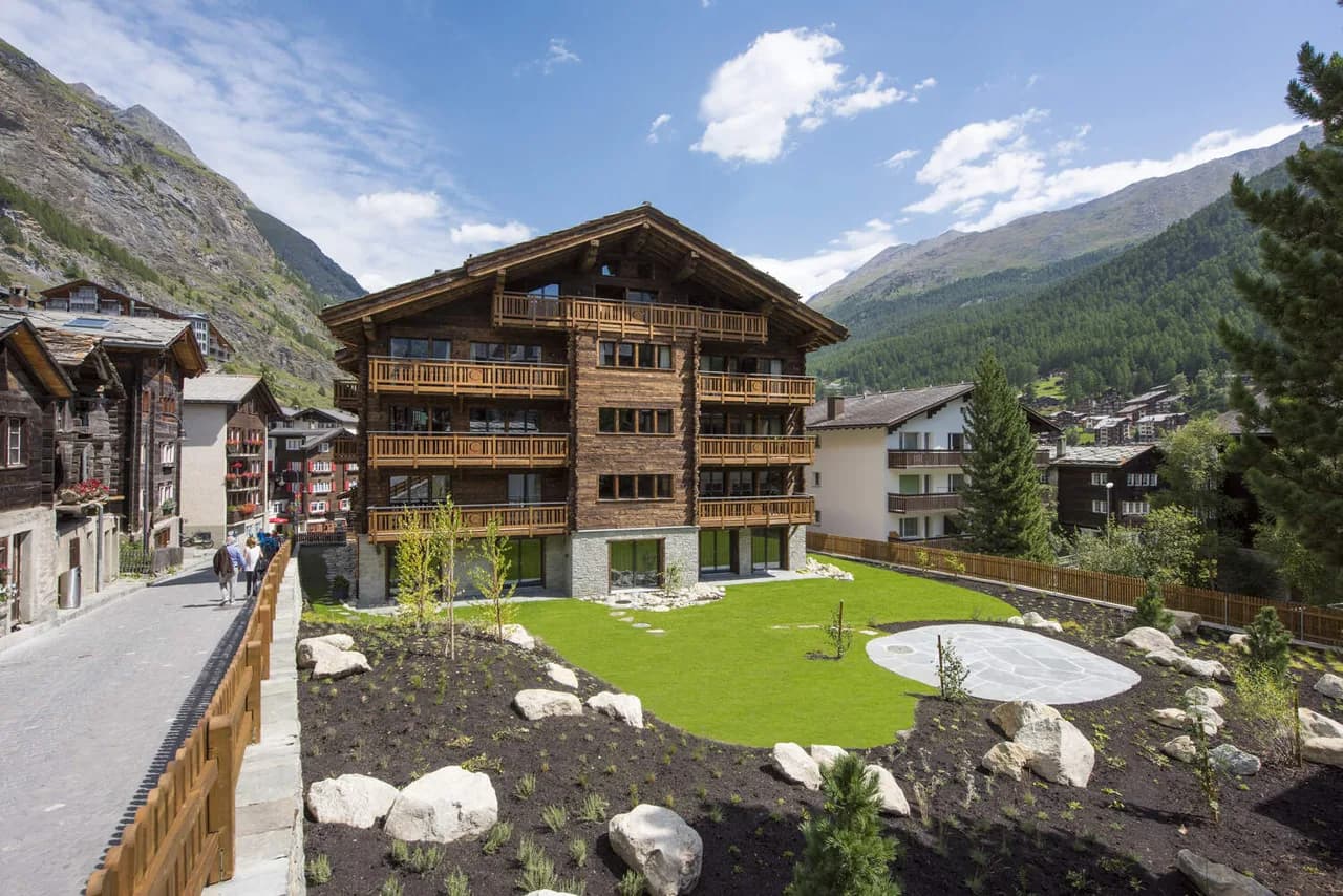 MODERNES HOLZCHALET MIT JACUZZI, SAUNA UND MASSAGERAUM