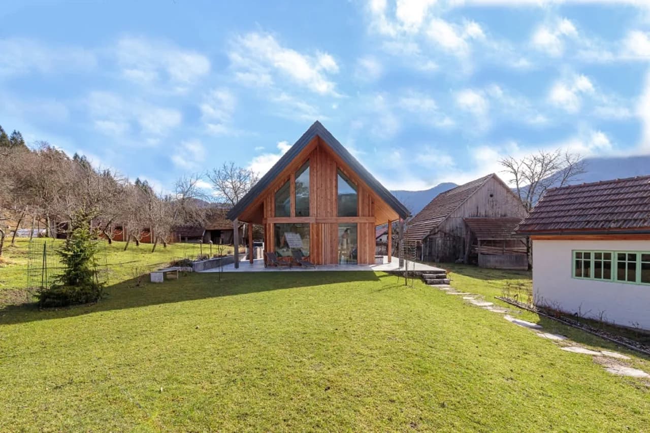 Incroyable Chalet en Bois d'Épicéa dans la Paix Blissful des Collines