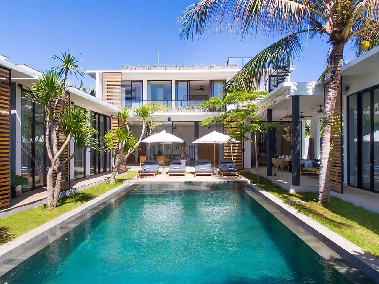 Chice und moderne Villa mit deutlich tropischem Charme
