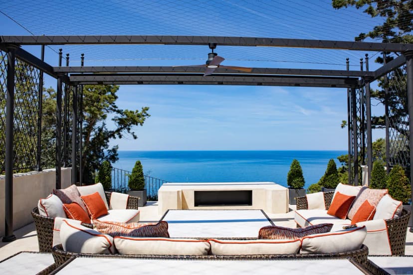 Unique luxury villa with direct access to the sea