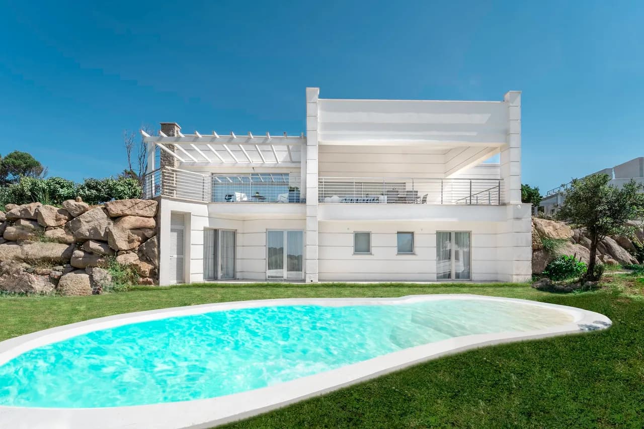 Zeitgenössische Villa in der unberührten Natur Sardiniens