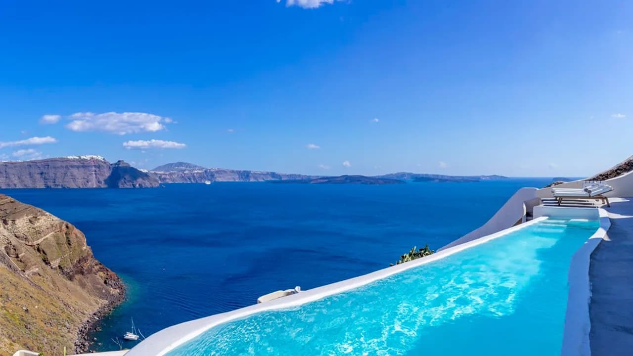 Lujo en villa de Santorini con vistas ininterrumpidas al volcán
