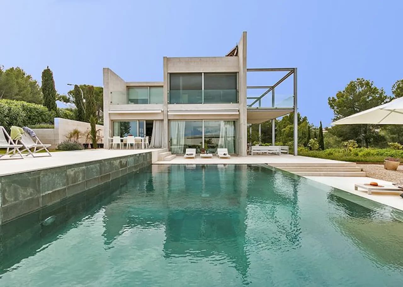 Moderna y elegante villa con piscina infinita