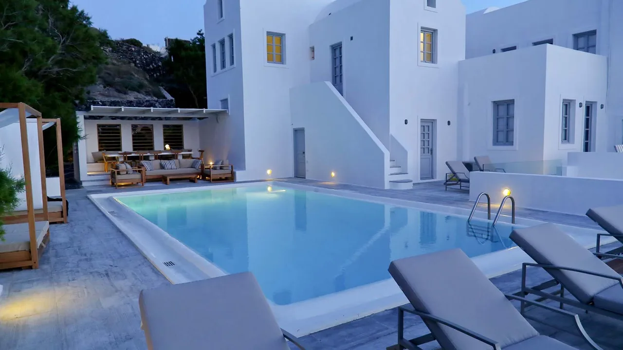 Elegante Villa con Espléndido Atardecer en Santorini