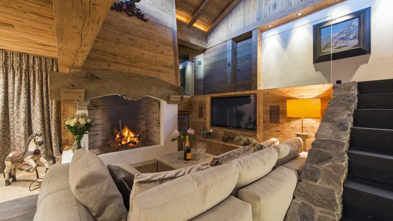 Chalet Contemporáneo que se Sienta Majestuoso a la Orilla de un Estanque