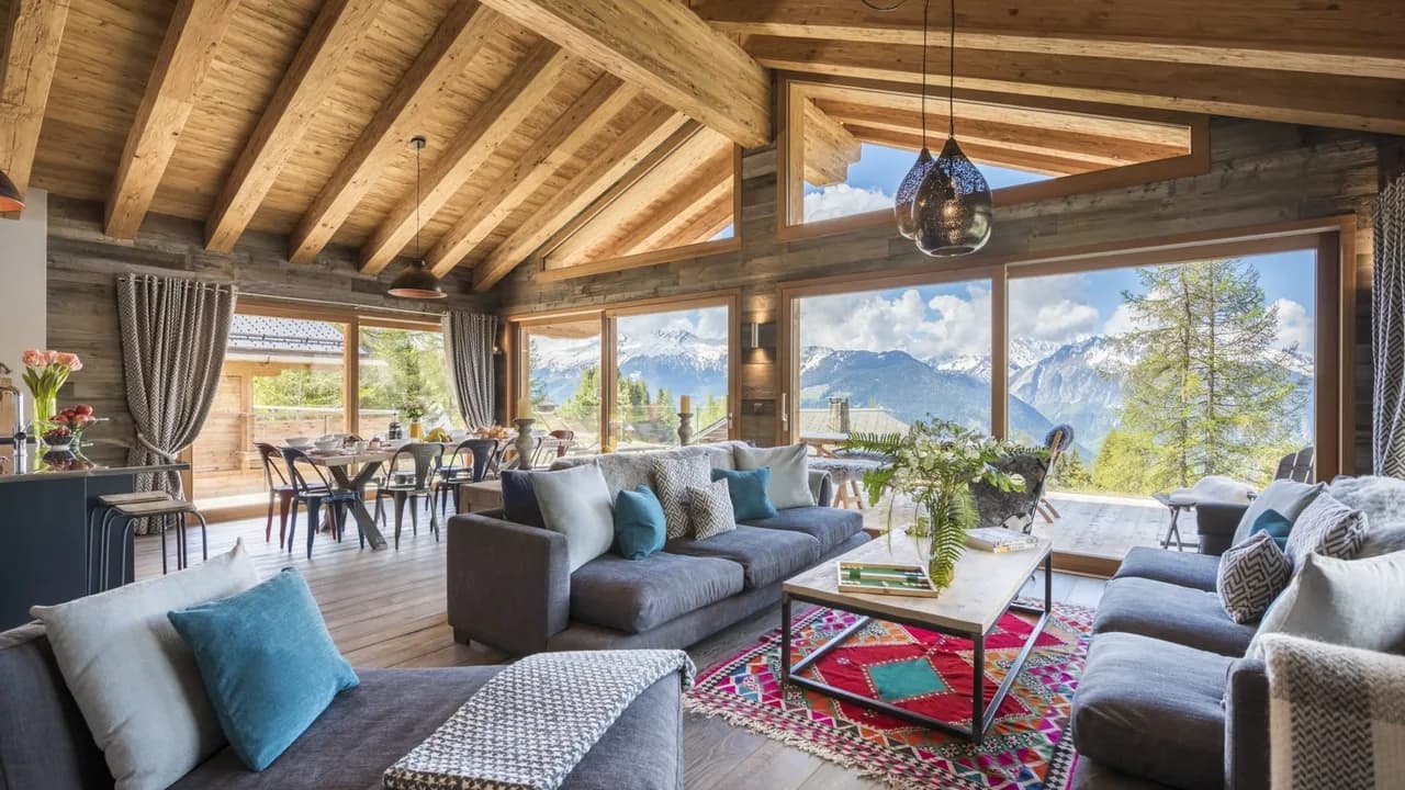 Chalet Élégamment Décoré avec Tons Apaisants Près des Pistes
