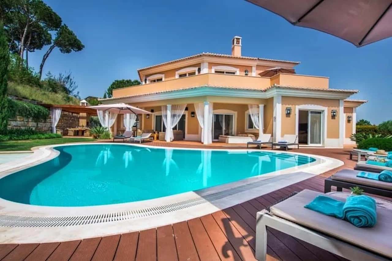 Bequem gelegene Villa mit hochwertigen Möbeln