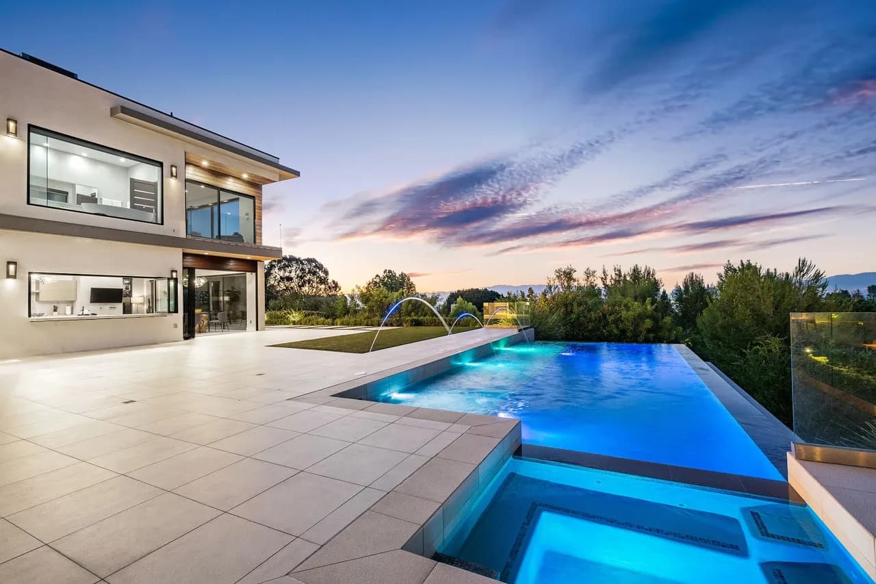 Modernisitc Masterpiece Mansion In Tarzana