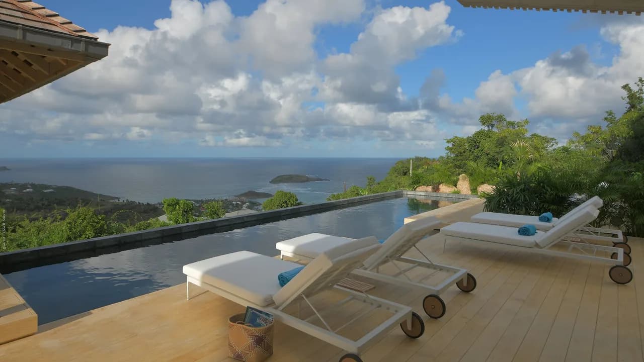 Stunning Villa Nestled in Lush Environment