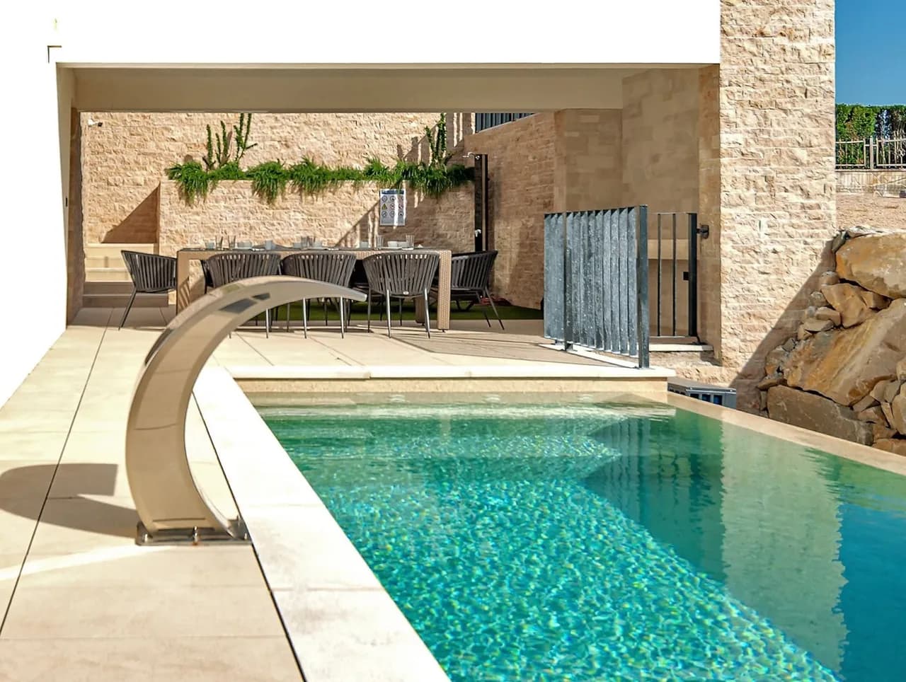 Luxusvilla mit modernem Fitnessraum