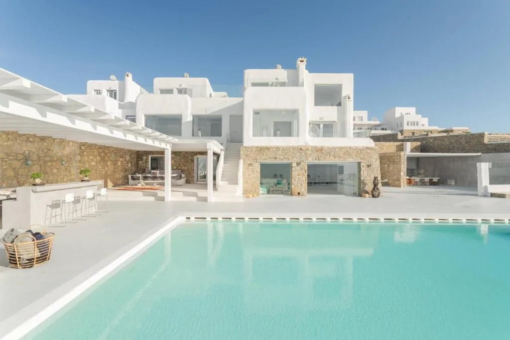 CHARMANTE GRIECHISCHE VILLA MIT MODERNEN ANNEHMLICHKEITEN
