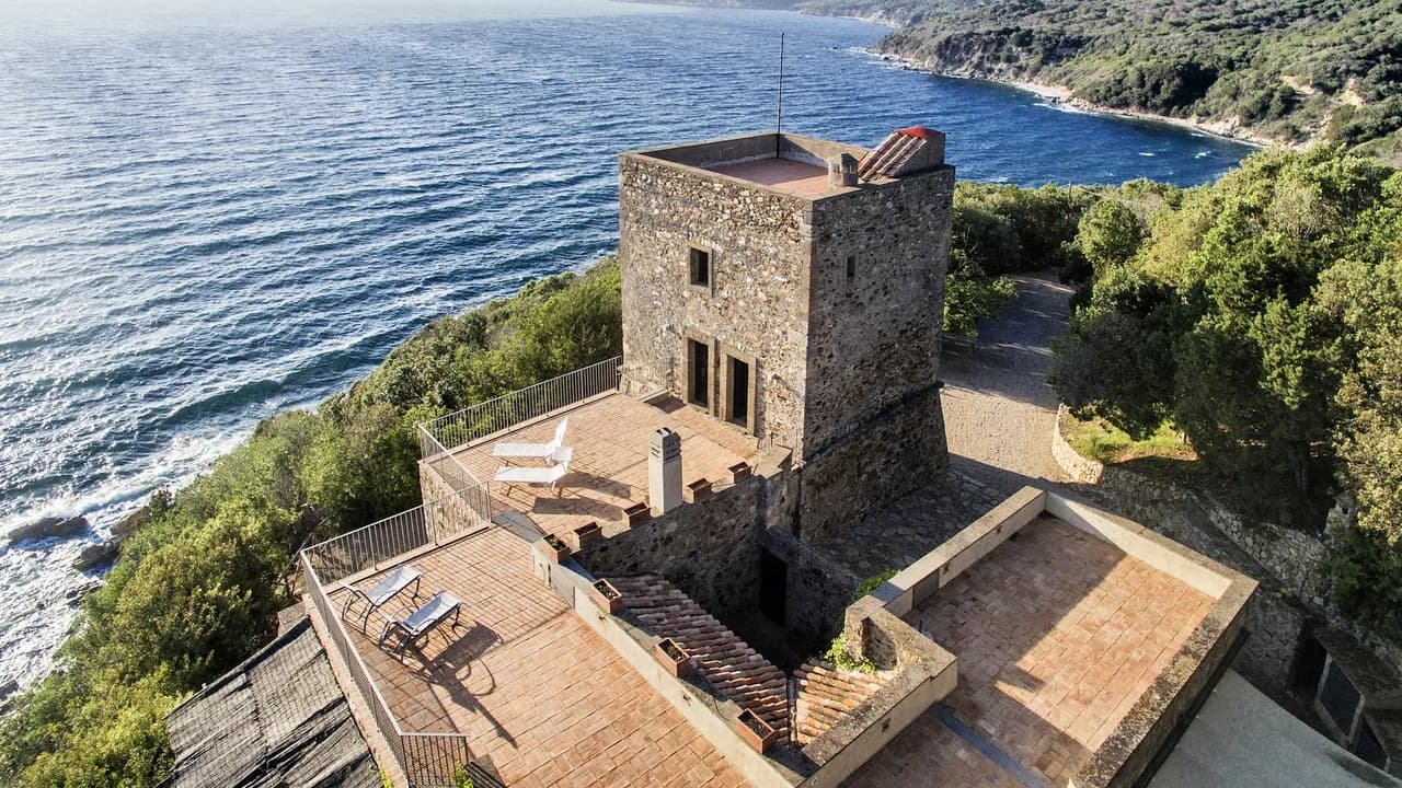 Antiker Deluxe-Turm mit Blick auf das Meer
