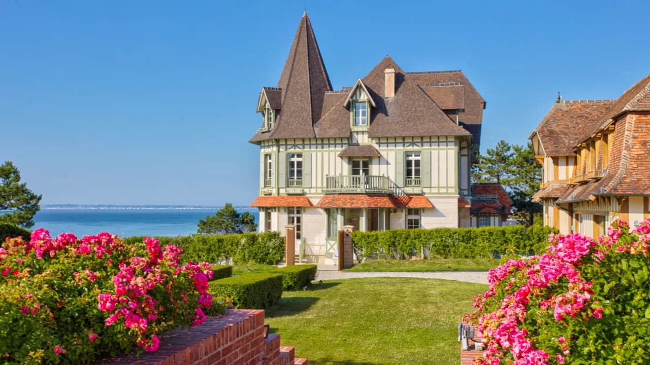 Relaxing Seafront Norman Home With Jacuzzi And Spa