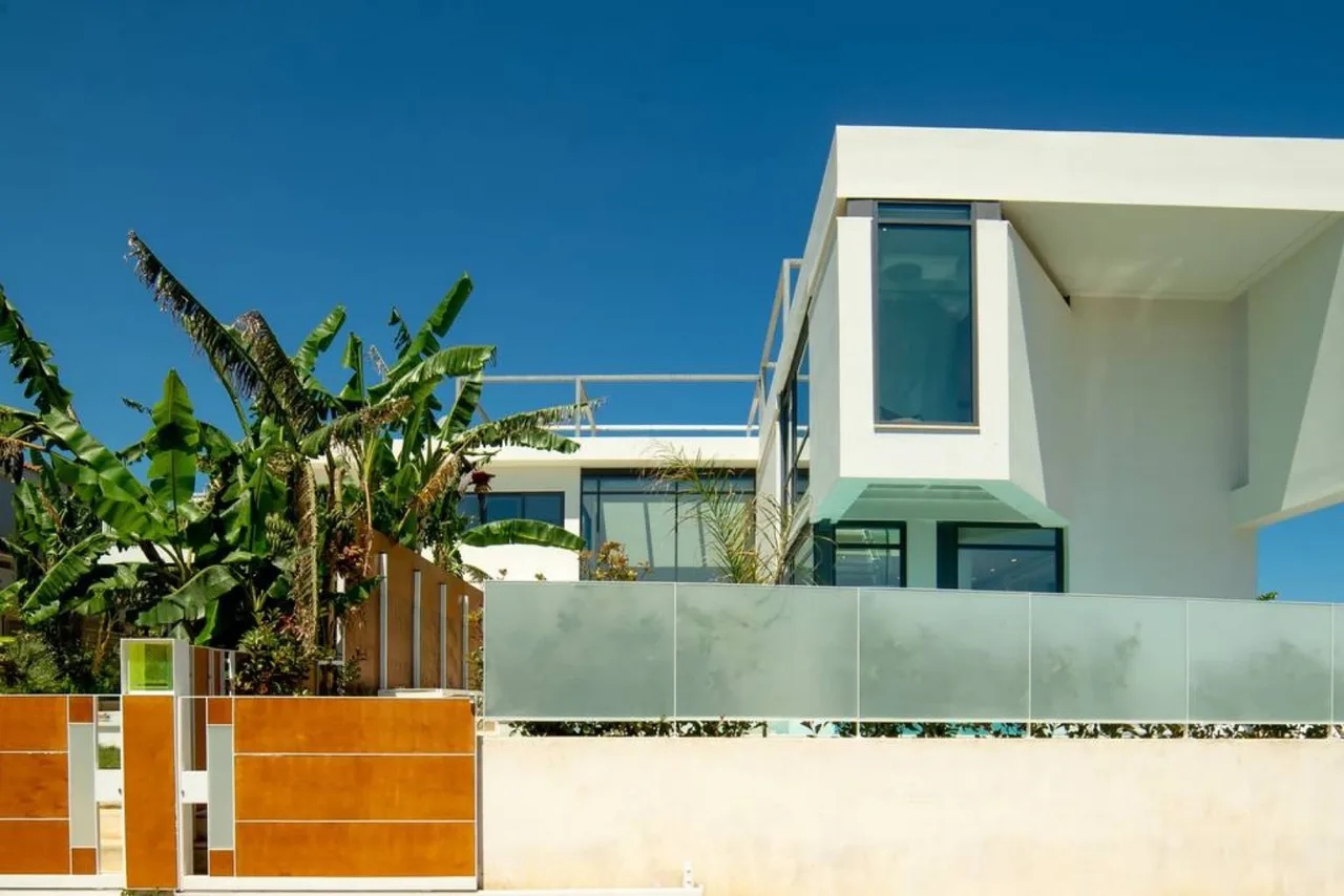 Stunning Villa with Seaview Minutes from The Beach