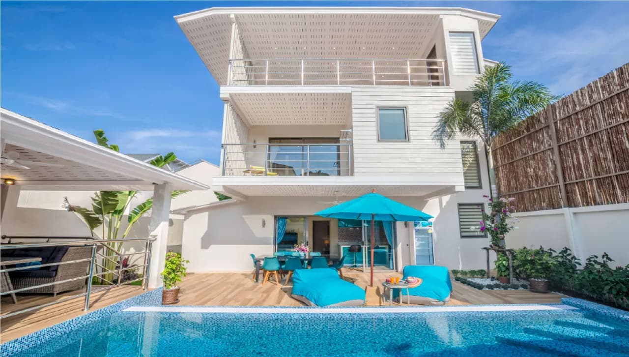 Acogedora Villa de 3 Pisos Rodeada de un Encantador Jardín