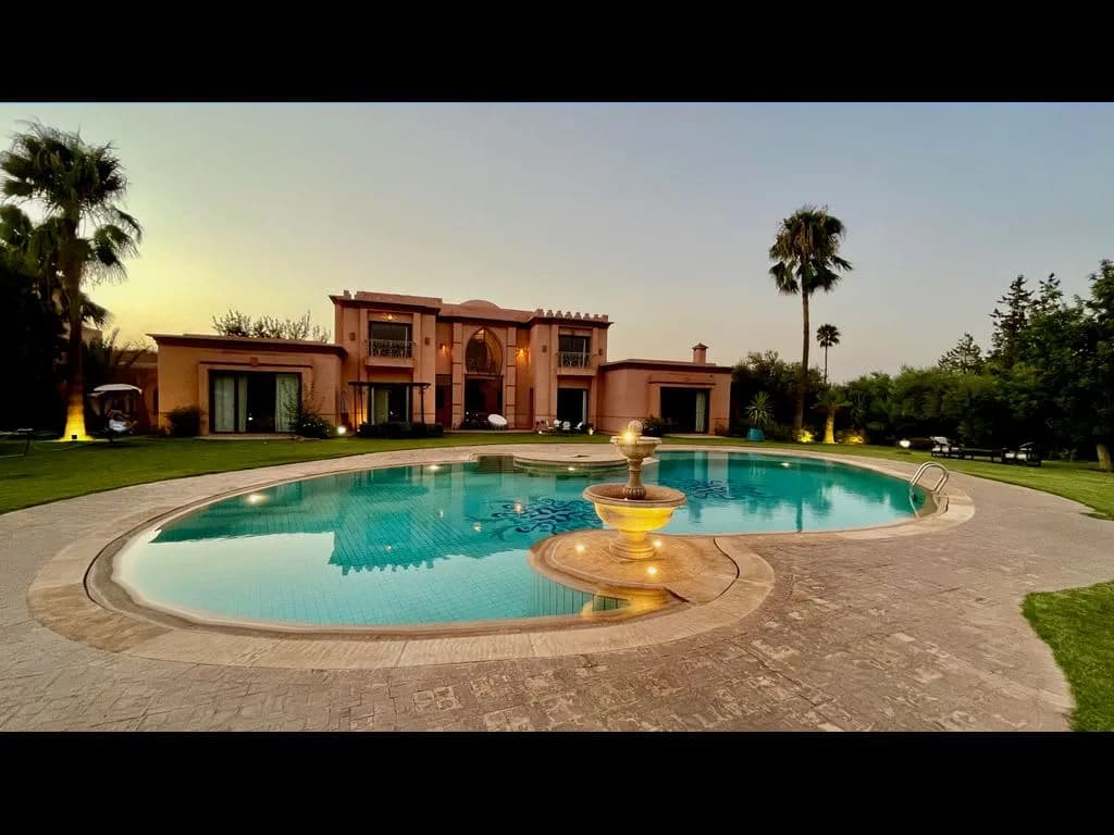 Villa con 2 Piscinas y Hermoso Jardín