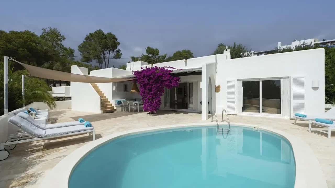 Bright and Modern House Close by the Beach