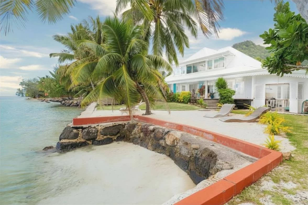 Beachfront Four Bedroom Villa in Moorea