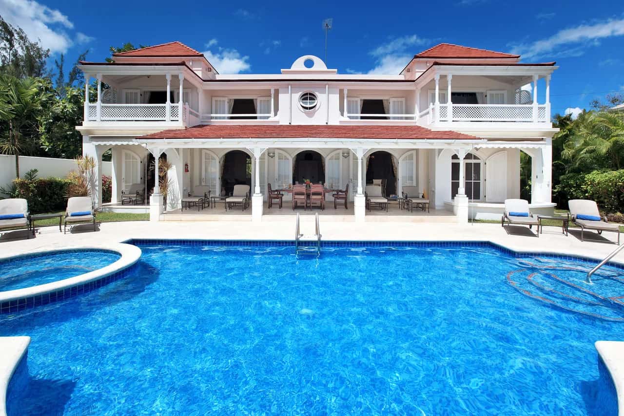 Una Encantadora Villa Frente al Mar de Cinco Habitaciones