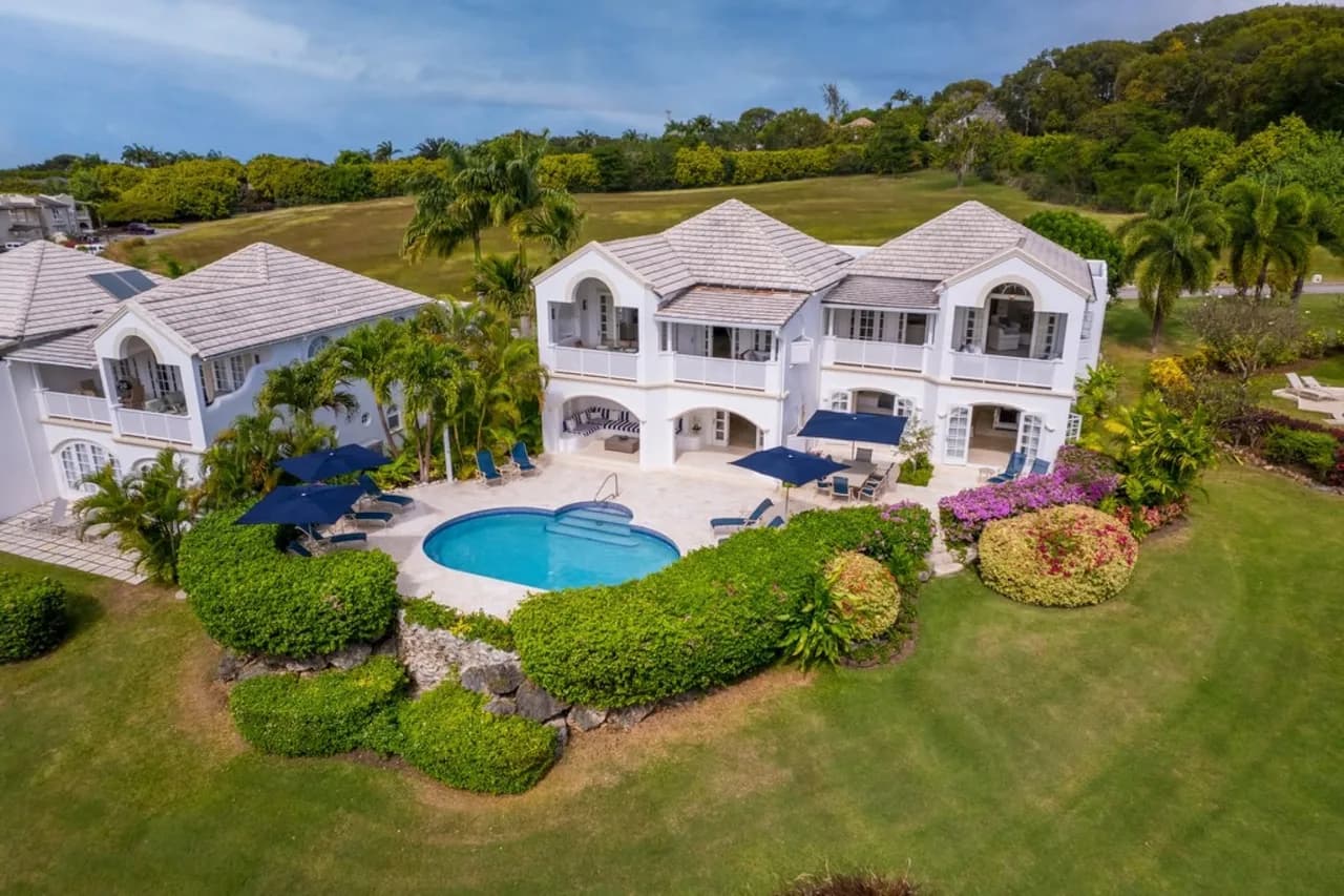 Elegant 5 Bedroom Villa with Pool
