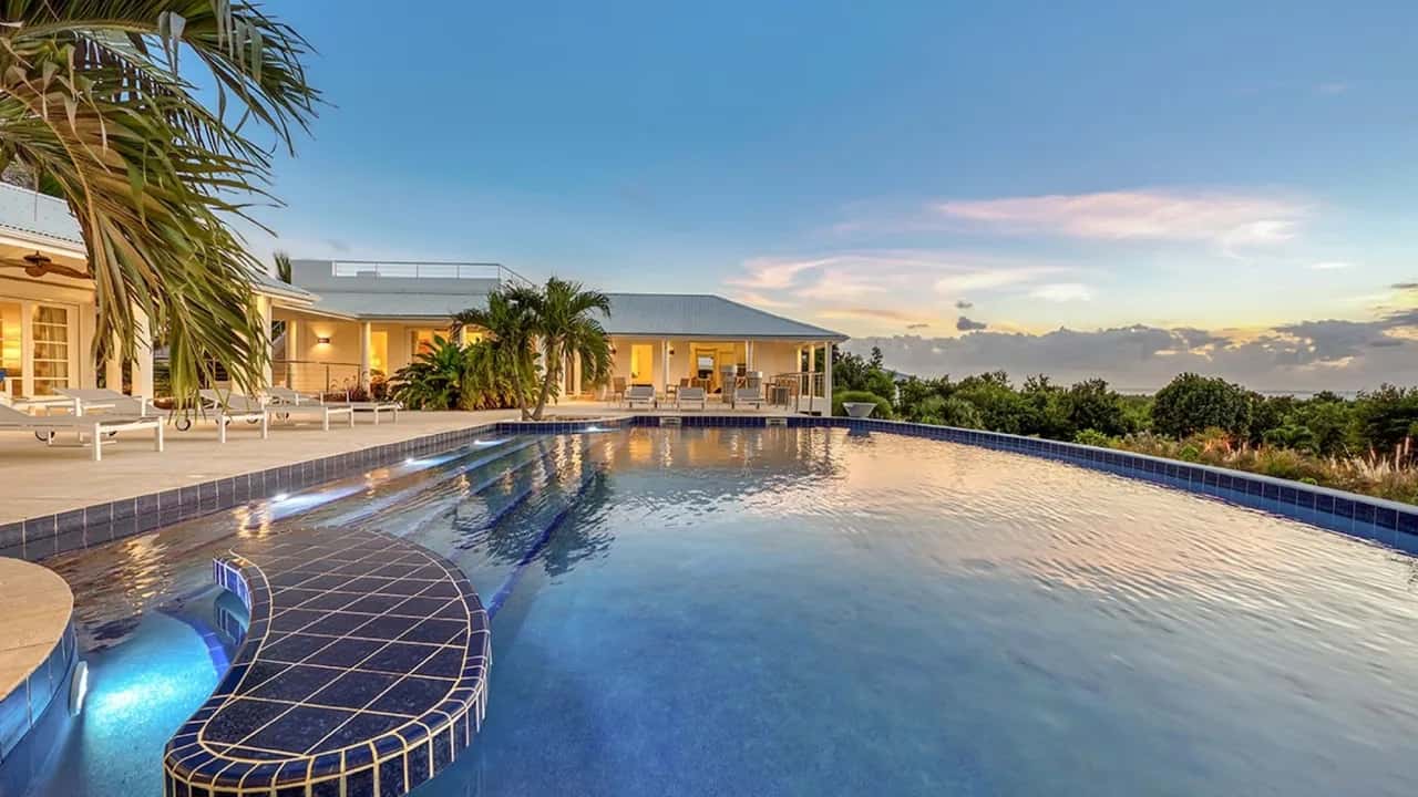 Moderna Villa en la Cima de la Colina con Vistas Magníficas