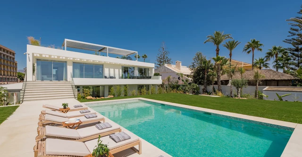 Moderne Strandvilla mit beheiztem Pool und Fitnessraum