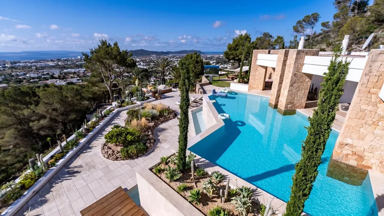 Villa Aislada de 6 Habitaciones en la Cima de la Colina con Piscina Infinita