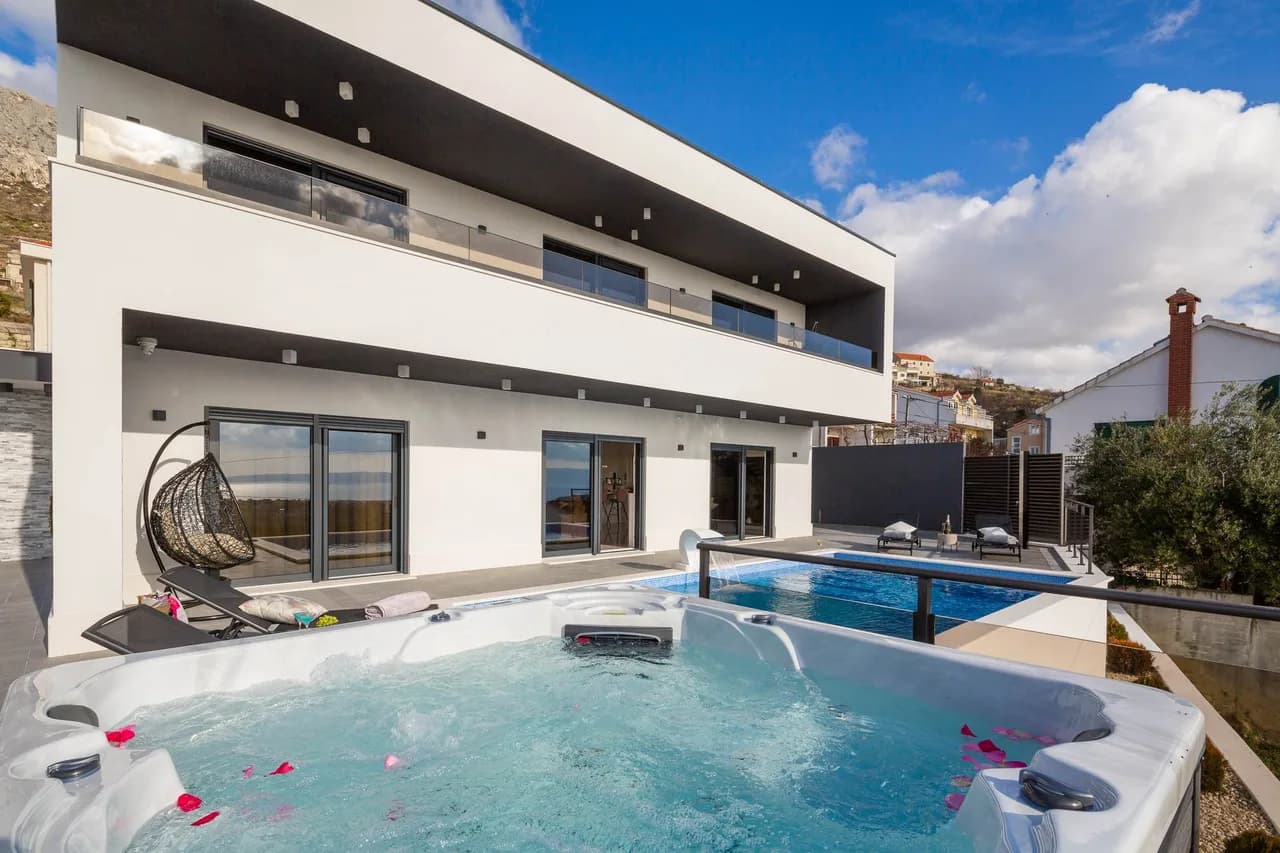 Kroatischer Küstenurlaub mit Pool und Jacuzzi