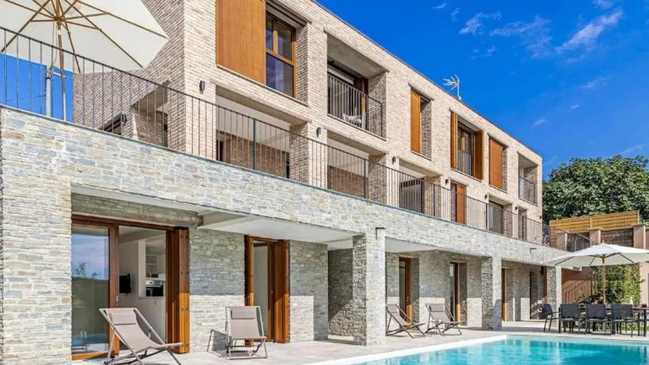 Villa Contemporánea de 4 Habitaciones con Piscina y Vista a Viñedos