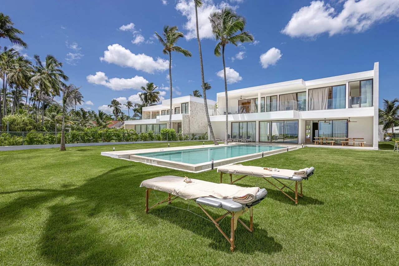 Beachfront Ten Bedroom Villa in Samana